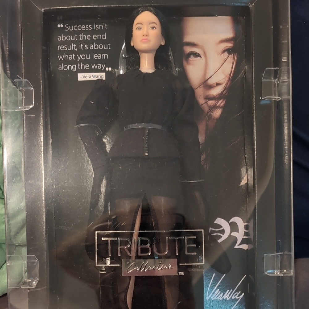 Vera Wang Tribute Collection Sculpture - Black
